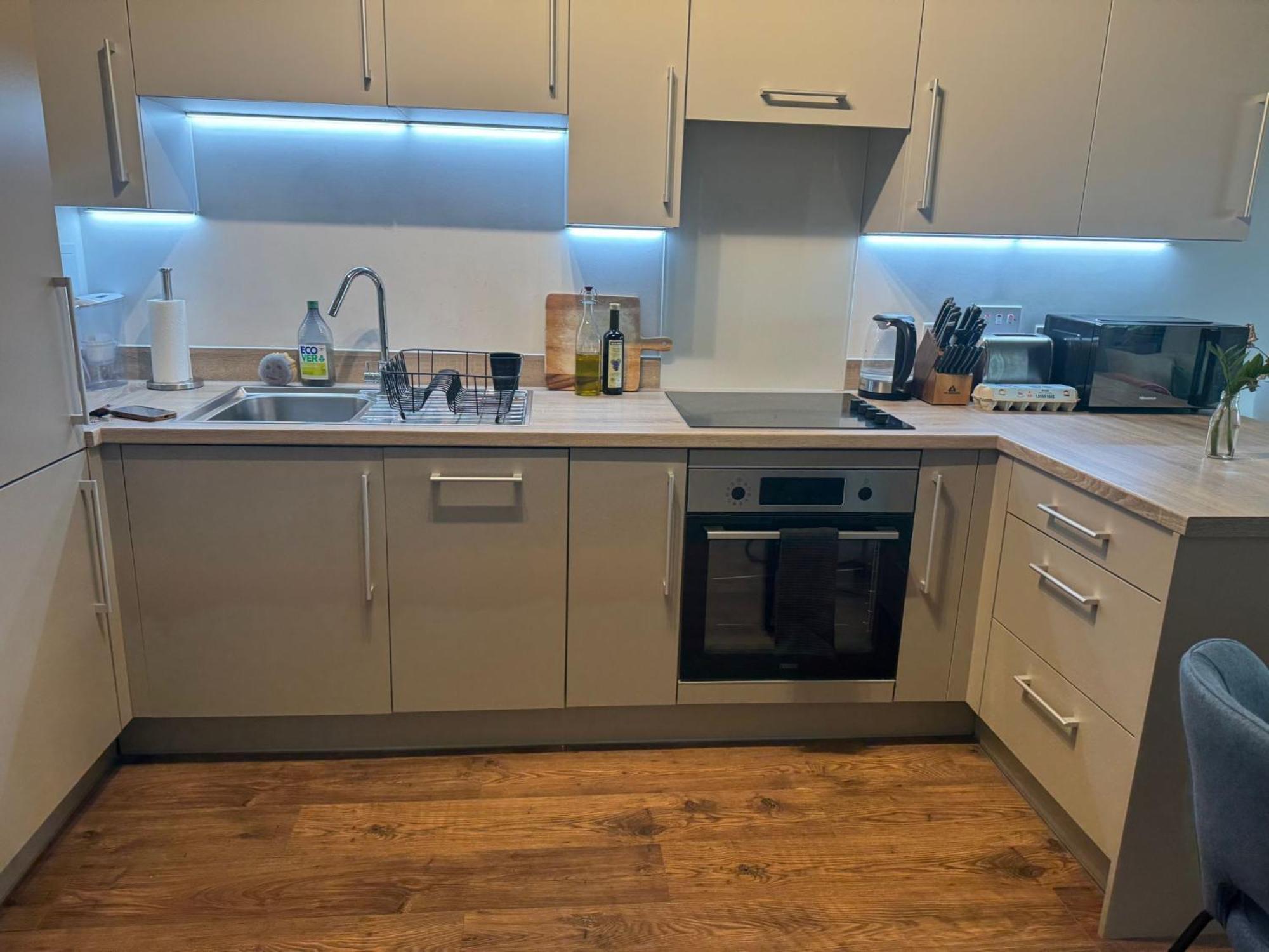 Top Quality Private Full Flat Luxury Bedroom In Central *