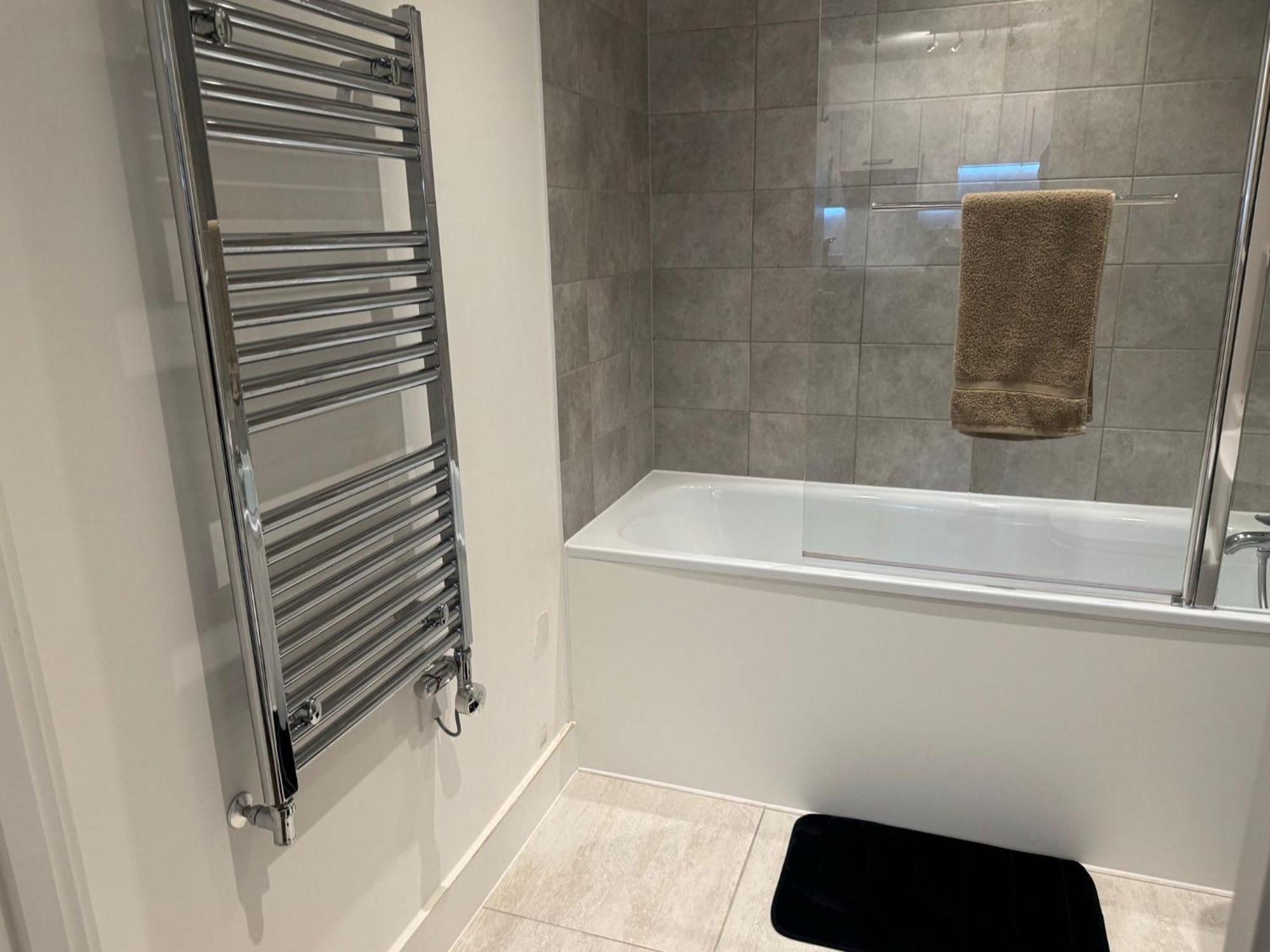 Top Quality Private Full Flat Luxury Bedroom In Central *